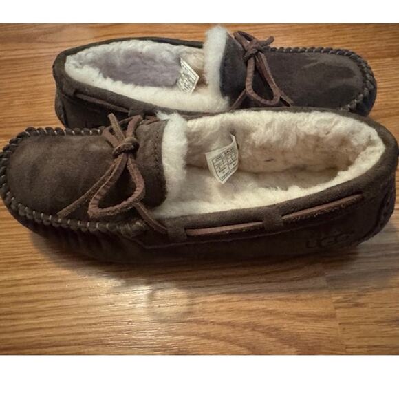 UGG EUC Dakota Espresso Slippers 6 - Picture 4 of 9